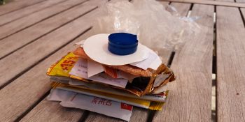 Photo d'une petite pile de déchets en plastique : médicaments, emballages divers