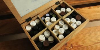 une boîte remplie de flacons d'huiles essentielles