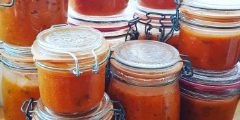 photo de bocaux de sauce tomate maison