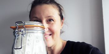 camille posant devant un bocal plein de plastique