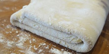 Gros plan sur une pâte feuilletée maison fraîche