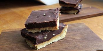 morceaux carrés de tarte au beurre de cacahuètes et ganache au chocolat