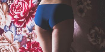 photo d'une femme en culotte bleue de dos