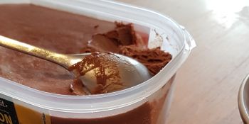 glace au chocolat maison dans un bac de glace au citron