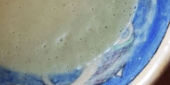 gros plan sur un velouté aux cosses de petits pois