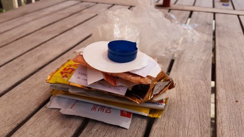 Photo d'une petite pile de déchets en plastique : médicaments, emballages divers