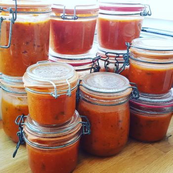 photo de bocaux de sauce tomate maison