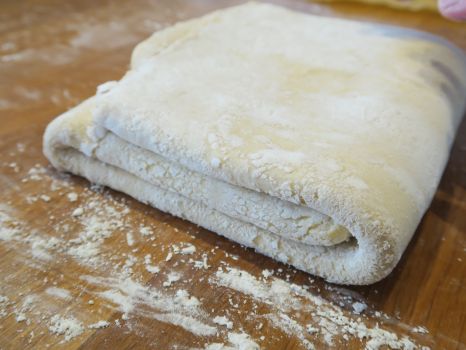 Gros plan sur une pâte feuilletée maison fraîche