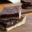 morceaux carrés de tarte au beurre de cacahuètes et ganache au chocolat