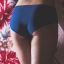 photo d'une femme en culotte bleue de dos